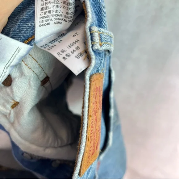 Levi’s 501 jean shorts distressed size 25 - Picture 6 of 6